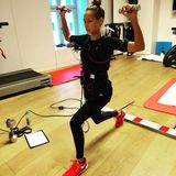 Um gestählt mit Sergiu Luca bei "Let's Dance" das Tanzbein zu schwingen, setzt Alessandra Meyer-Wölden auf EMS-Training und macht konzentriert und verkabelt ihre Übungen.