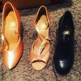 "Meine Oma hat immer gesagt, bequeme Schuhe sind nie sexy... Recht hat sie!" - postet Victoria Swarovski als Kommentar zu ihren neuen Tanzschuhen.