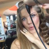 Wenige Stunden vor der Show sitzt Victoria in der Maske und lässt sich die Haare frisieren.