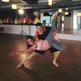Sarah Lombardi und Tanzpartner Robert Beitsch üben zwischendurch auch gerne mal klassische Balletposen.