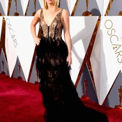 2016: Ein Kleid von Dior, Schmuck von Chopard, vergleichsweise schlichtes Make-up - und trotzdem nicht überzeugend. Jennifer Lawrences Oscar-Look mangelte es insgesamt an Glamour und Qualität.
