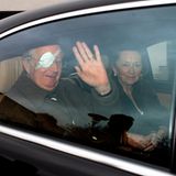 Freundlich grüßen König Albert von Belgien und seine Gemahlin Königin Paola 2006 aus dem Auto. Nach einer Operation aufgrund einer Trübung der Augenlinse trägt der König diese schicke Augenklappe.