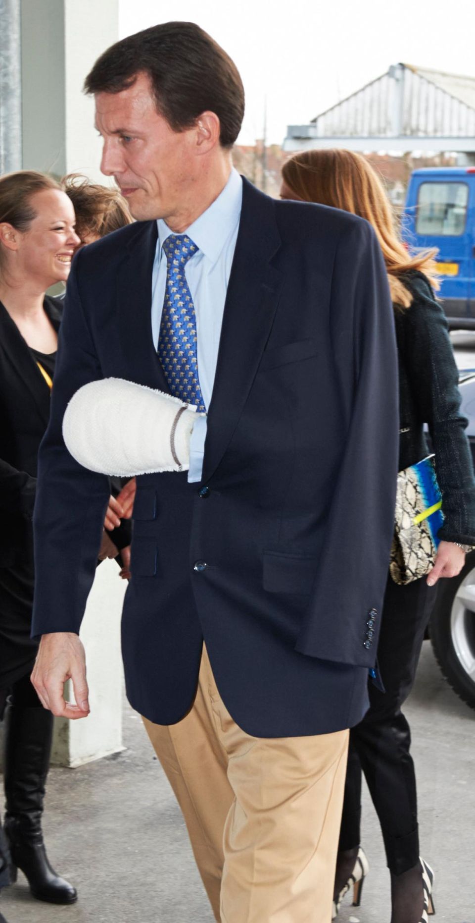 Startklar für den Boxring: Prinz Joachim von Dänemark trägt 2013 nach einer Handoperation einen überdimensional großen Gips. Die Ursache: eine gutartige Bindegewebserkankung, die häufig zu einer Einschränkung der Bewegungsfähigkeit führt.