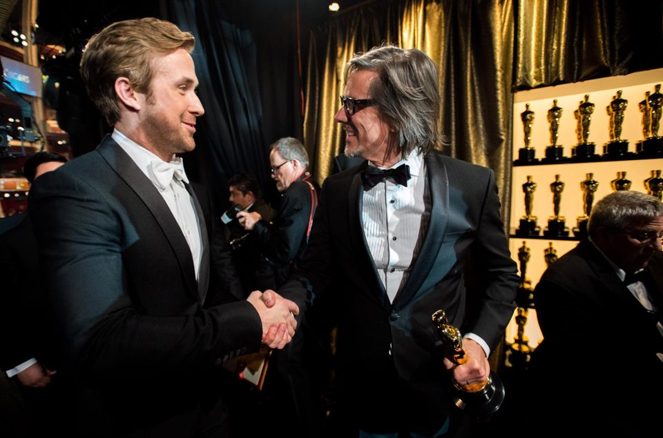 Ryan Gosling gratuliert Charles Randolph, der in der Kategorie Bestes adaptiertes Drehbuch gewonnen hat.