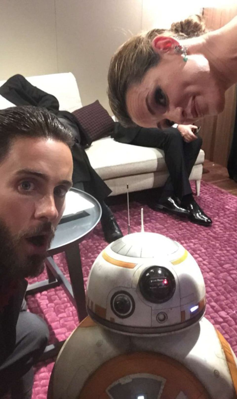 Jared Leto und Jennifer Garner bekommen im Greenroom Besuch von "BB-8 Droid" aus Star Wars.