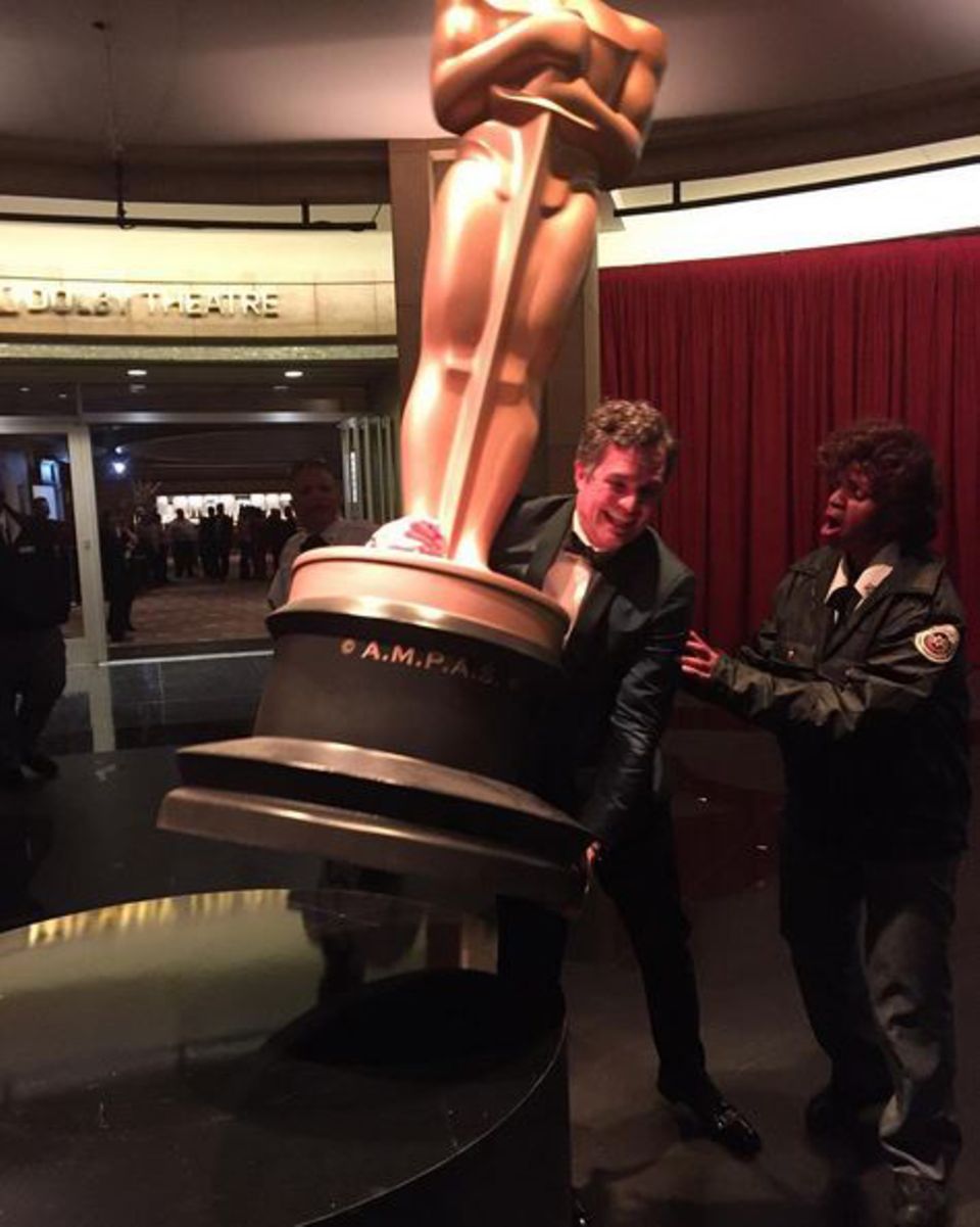 Mark Ruffalo würde gerne diesen großen Goldjungen mit nach Hause nehmen, wird aber von der Security gestoppt.