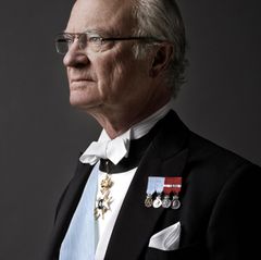 Carl XVI. Gustaf regiert seit dem 15. September 1973 in Schweden. Seit 1980 ist das aktuelle Thronfolgegesetz in Kraft, das besagt, dass nur seine Nachkommen einen Thronanspruch haben. Die übrigen Zweige des Hauses Bernadotte sind damit ausgeschlossen - genauso wie seine vier Schwestern und deren Kinder und Enkel.   Außerdem wurde mit der Neuregelung bestimmt, dass jeweils das erstgeborene Kind, unabhängig vom Geschlecht, den Thron erben soll. Zuvor war in Schweden die Thronfolge noch auf männliche Nachkommen beschränkt gewesen, so dass zunächst nicht König Carl Gustafs Tochter Victoria (geboren 1977) die Kronprinzessin wurde. Ihr zwei Jahre jüngerer Bruder Carl Philip trug diesen Titel bis zur Novellierung.