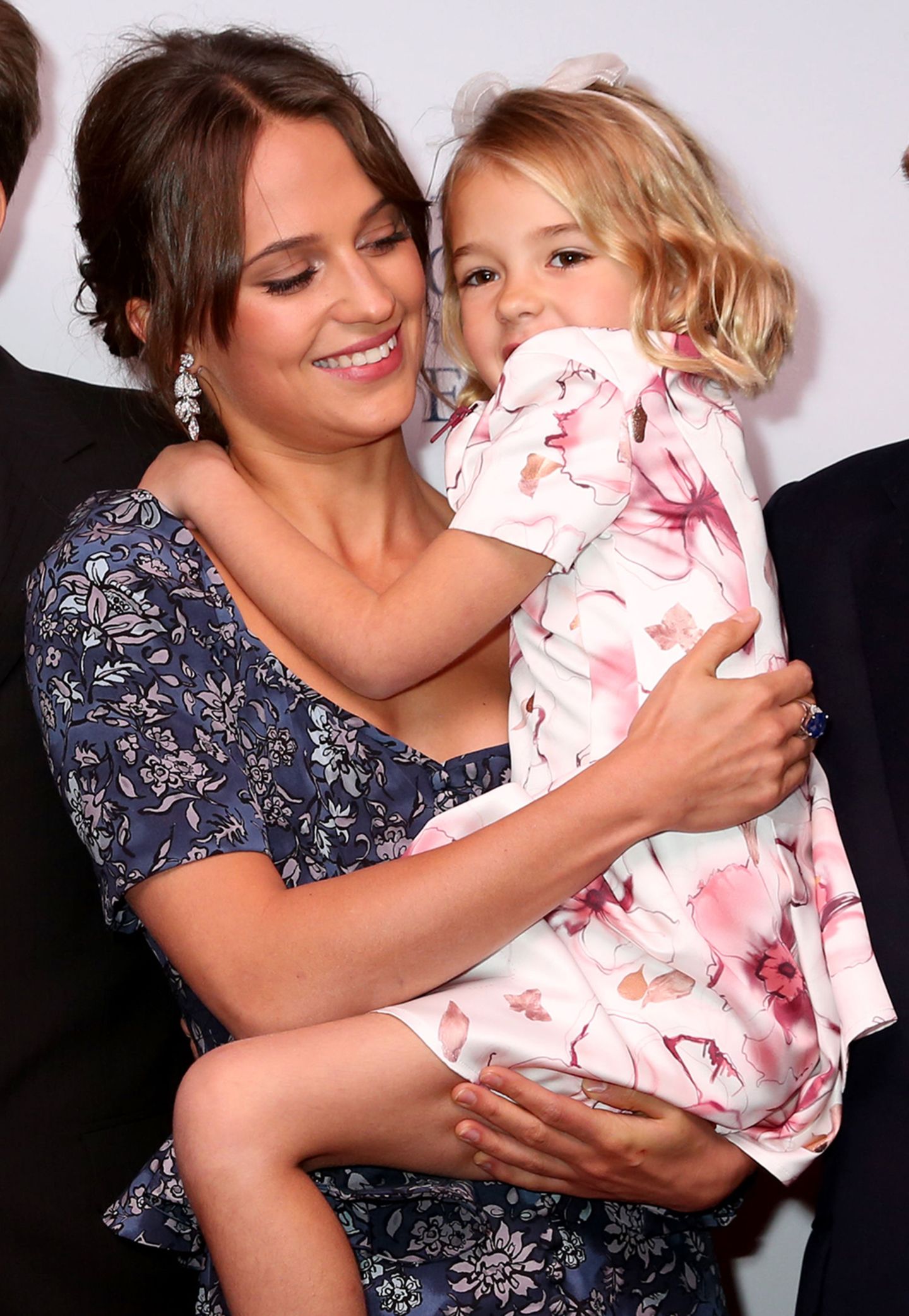 Selten: Alicia Vikander mit ihrem kleinen Baby unterwegs