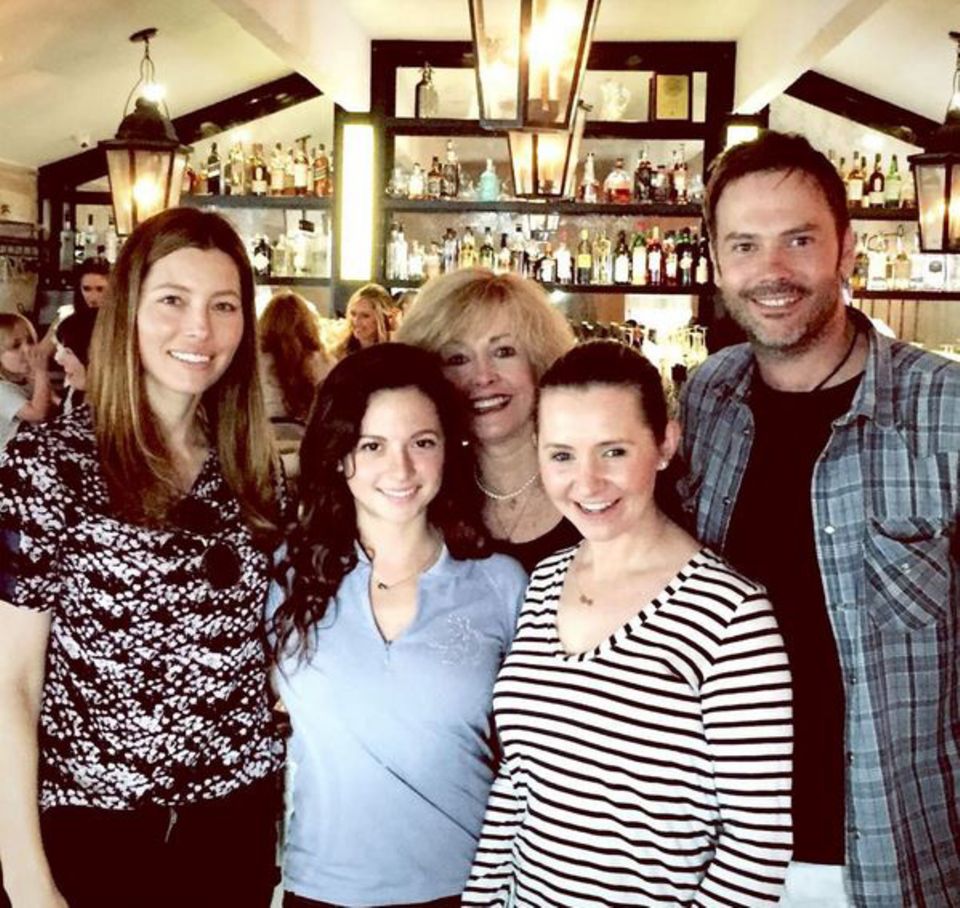 Eine himmlische Familie Jessica Biel (l.) eröffnet ein Lokal und hat ihre alten Serienkollegen Mackenzie Rosman, Beverley Mitchell, Barry Watson und Catherine Hicks eingeladen. Eine himmlische Familie Jessica Biel (l.) eröffnet ein Lokal und hat ihre alten Serienkollegen Mackenzie Rosman, Beverley Mitchell, Barry Watson und Catherine Hicks eingeladen.