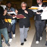 "Mad Max: Fury Road"-Regisseur George Miller tritt mit sechs Oscars im Gepäck die Heimreise an. Vorher gibt er seinen Fans am Flughafen von Los Angeles noch Autogramme.