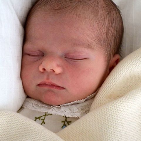 Wer ist wer? Die jeweils ersten Babybilder sind zum Verwechseln ähnlich: Links sehen wir Prinzessin Estelle nach ihrer Geburt im Februar 2012 und rechts ist das erste Foto von ihrem kleinen Bruder, Prinz Oscar, von Anfang März 2016.