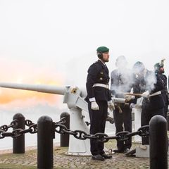 Traditionell gibt es 21 Salutschüsse von Skeppsholmen anlässlich der Geburt von Prinz Oscar Carl Olof.