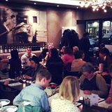 Padre e figlio  Der Schnulzensänger und Dschungelcamper Jay Khan eröffnete 2103 ein Restaurant in Berlin. Papa Khan steht am Herd, Jay führt die Geschäfte. In gemütlicher Atmosphäre genießt man hier Hausmannkost mit italienischen Klassikern. Kakerlaken stehen nicht auf der Karte.