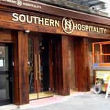 Southern Hospitality  "Southern Hospitality" ist New Yorks bester BBQ-Laden und bietet Memphis-Style-BBQ, Drinks und eine großartige Atmosphäre", heißt es auf der Homepage des Restaurants. Bei einer Inspektion der Gesundheitsbehörde hat Justin Timberlakes Restaurant nicht ganz so gut abgeschnitten