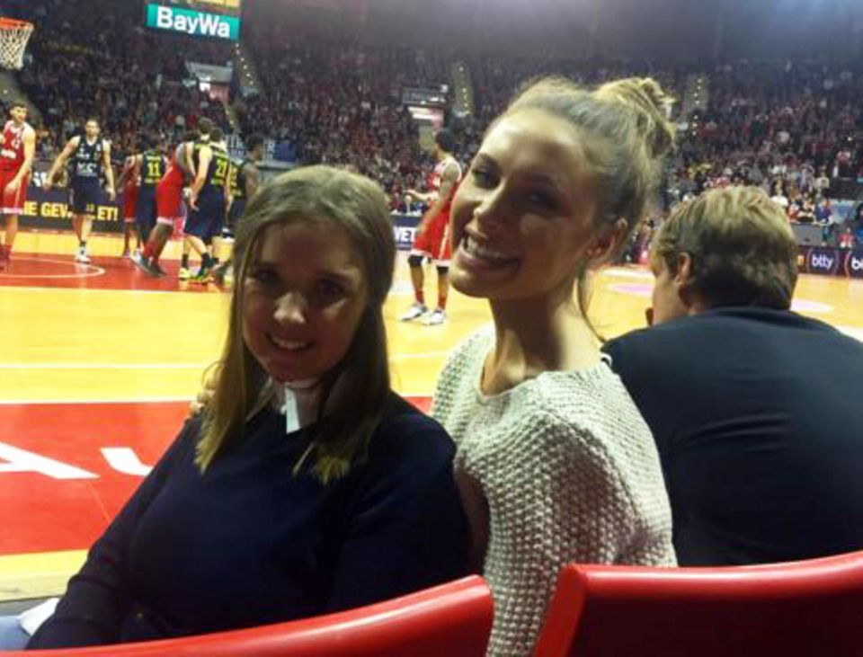 Erwischt! Schon lange wird gemunkelt, dass Alena Gerber Fußballer Clemens Fritz daten soll. Nun zeigten sie sich erstmals beim Basketball in München zusammen in der Öffentlichkeit. Erwischt! Schon lange wird gemunkelt, dass Alena Gerber Fußballer Clemens Fritz daten soll. Nun zeigten sie sich erstmals beim Basketball in München zusammen in der Öffentlichkeit.