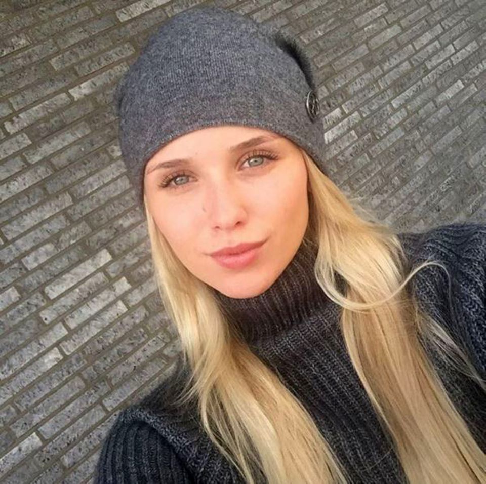 Das Model und der Fußballer - DER Klassiker schlechthin. Scarlett Gartmann, die international als Model erfolgreich ist, liebt Marco Reus von Borussia Dortmund. Das Model und der Fußballer - DER Klassiker schlechthin. Scarlett Gartmann, die international als Model erfolgreich ist, liebt Marco Reus von Borussia Dortmund.