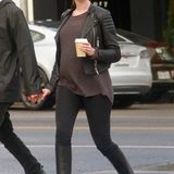 Mit Lederjacke und derben Boots schlendert Anne Hathaway mit einem Heißgetränk durch die Stadt.