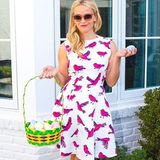 "Ratet mal, wer all die Eier gefunden hat?!" Reese Witherspoons Ausbeute kann sich sehen lassen - ebenso wie ihr frühlingsfrisches Kleid.