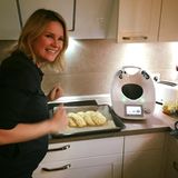 Die hochschwangere Monica Meier-Ivancan ist im Thermomix-Fieber. Mithilfe des Küchengeräts bereitet sie das Ostermenü vor.