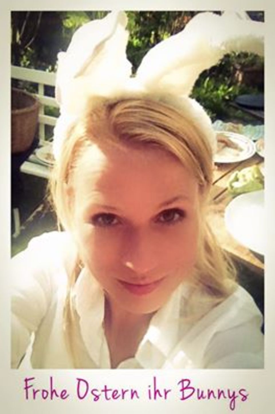 "Ich wünsche euch allen ein frohes Osterwochenende!", schreibt Nova Meierhenrich zu ihrem Bunny-Selfie.