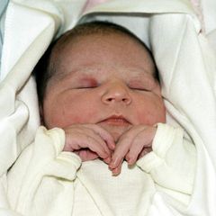 2004  Das erste Bild von Norwegens künftigen Königin schießt ihr stolzer Vater noch im Krankenhaus in Oslo.