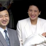 Kronprinz Naruhito und Kronprinzessin Masako präsentieren ihre Tochter Aiko.