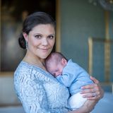 Prinz Oscar ist noch keinen Monat alt, da veröffentlicht der schwedische Hof endlich auch ein Bild, das ihn mit Mama Victoria zeigt.