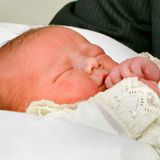 2007  Die Augen hat die kleine Prinzessin in den Niederlanden ganz fest geschlossen, als sie auf einem weißen Kissen zum ersten Mal das Licht der Öffentlichkeit erblicken soll.