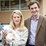 2016  Prinz Amedeo und seine Frau Lili präsentieren ihre neugeborene Tochter Anna Astrid, die am 17. Mai in Brüssel auf die Welt gekommen ist, zum ersten Mal vor dem Krankenhaus in Brüssel.