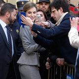 Bei einem Termin im spanischen Salamanca zeigt Königin Letizia sich volksnah und lächelt in die Smartphones.