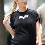 "I Feel Love" trifft auf Candice Swanepoels Gefühlswelt während ihrer Schwangerschaft höchstwahrscheinlich am Besten zu. Da passt das Statement-Shirt nur allzu gut.