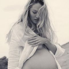 Lange kann es bei Candice Swanepoel nicht mehr dauern. Doch bis zur Geburt präsentiert sie noch stolz ihren Babybauch. Das geht in einer aufgeknöpften Bluse und Bikinihöschen natürlich am Besten.