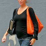 Stylische Babybäuche: 2005 ist Christy Turlington ganz lässig mit Mama-Jeans und schwarzem Longsleeve unterwegs. Zu dieser Zeit ist sie mit ihrem ersten Kind, dem Mädchen Grace, schwanger.