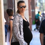 Knapp zwei Monate vor der Geburt ihres ersten Kindes trägt Model Behati Prinsloo eine ganz schöne Kugel vor sich her.