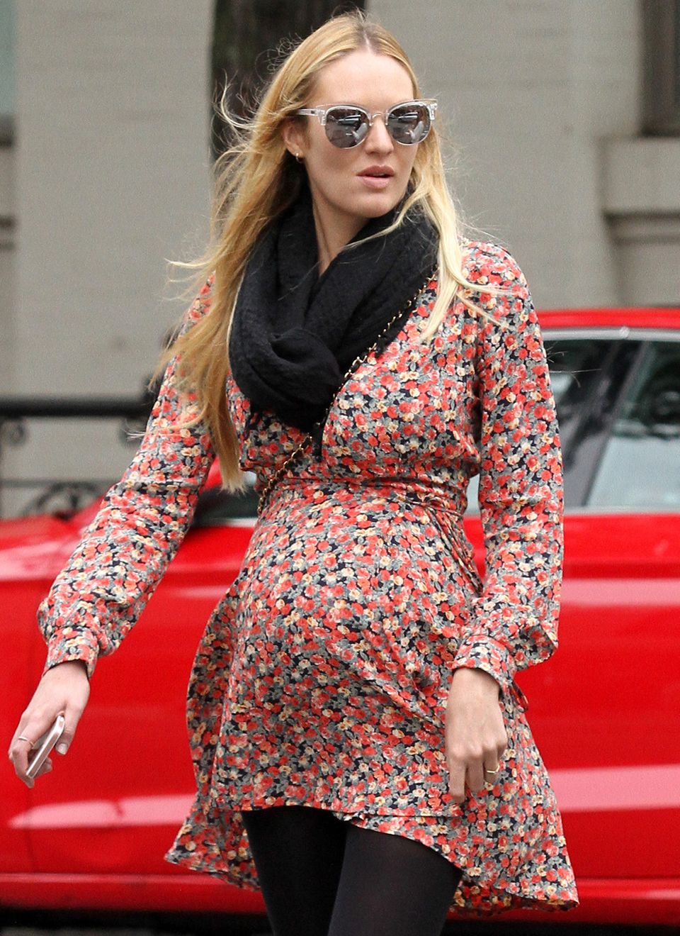 Der Blumenprint sowie die taillierte Passform von Candice Swanepoels Kleid unterstreichen ihren Babybauch ganz zauberhaft. Der Blumenprint sowie die taillierte Passform von Candice Swanepoels Kleid unterstreichen ihren Babybauch ganz zauberhaft.