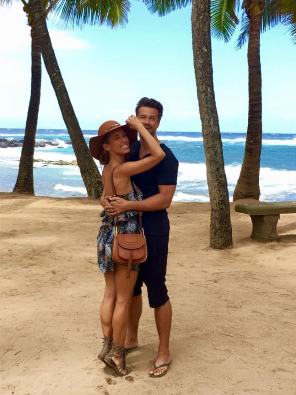 Unter Palmen kann man am besten entspannen: Das Ehepaar Annemarie und Wayne Carpendale lassen es sich auf Hawaii gut gehen.