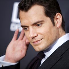 Platz 6: Henry Cavill - Der Pretty-Boy  Jahrgang: 1983  Familienstatus: Unverheiratet - er datet die 13 Jahre jüngere Studentin Tara King  Fun Fact: In der Schule war sein Spitzname "Fat Henry"; er war schon 2004 im Rennen für die Rolle  Pro: Er ist der typische gutaussehende Engländer und sehr charmant  Contra: Er ist Superman