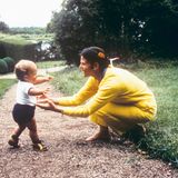 Ein kleiner Prinz macht seine ersten Schritte: Im Park von Schloss Solliden lernt Carl Philip 1980 laufen.