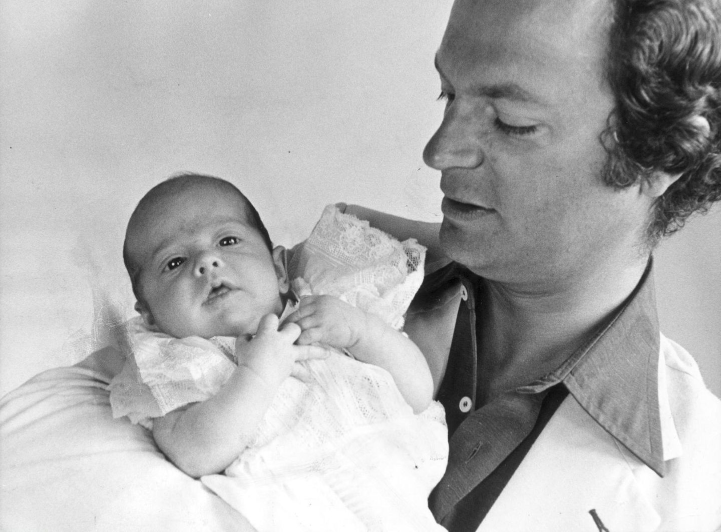 Prinz Carl Philip wird am 13. Mai 1979 geboren. Sein Geburtstermin wurde für Anfang Juni berechnet, sodass der kleine Prinz alle überraschte, als er sich schon Mitte Mai ankündigte.