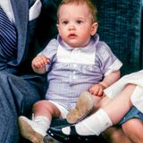 Herzlichen Glückwunsch zum ersten Geburtstag, kleiner Prinz! Ende April 1980 werden schon die Geburtstagsfotos des Königssohnes geschossen, der aber erst am 13. Mai feiert.