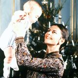 Das erste Weihnachtsfest: Stolz hält Königin Silvia ihren Sohn. Zu diesem Zeitpunkt ist Prinz Carl Philip als Zweitgeborener der Thronfolger, da eine weibliche Thronfolge mit Victoria als Erstgeborene noch nicht möglich war. Das Gesetz von 1810 wurde 1980 geändert.
