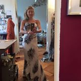 31. März 2016: Ursula Karven ist sich noch nicht ganz schlüssig welches Kleid sie mit zu den Spa Awards nach Baden Baden nehmen möchte.