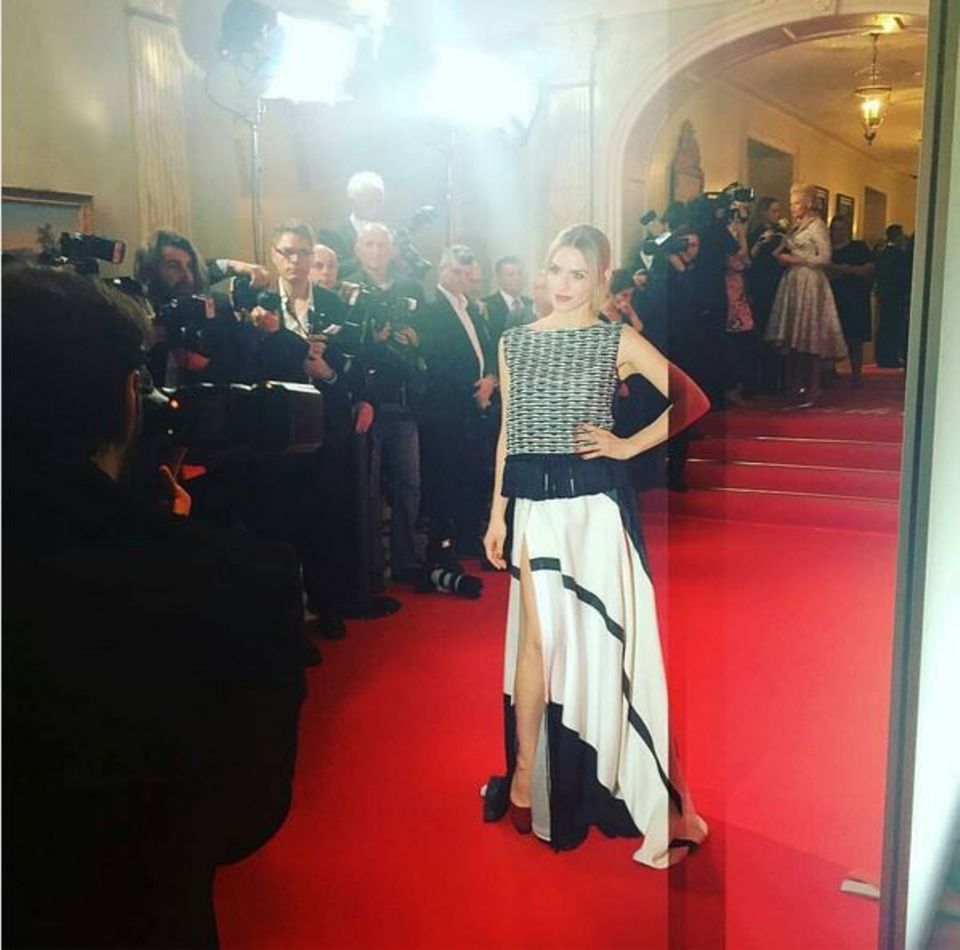 2. April 2016: Julia Dietze trägt auf dem Event ein bezauberndes Kleid von Talbot Runhof.