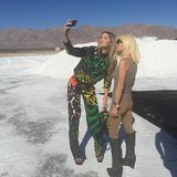 Donatella Versace liebt die Mode - selbstverständlich ist das auch Thema auf ihrem ersten instagram-Motiv: Sie postet ein Bild von sich mit einem Model - offensichtlich bei einem Shoot im Eis.