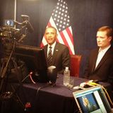 Barack Obama lässt 2012 ein Bild von sich bei einer Videokonferenz posten.
