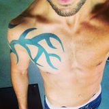 Elyas M'Barek zeigt lieber seinen Körper und offenbart ein Fake-Tattoo, das er sich für "Fack ju Göhte" zugelegt hat.