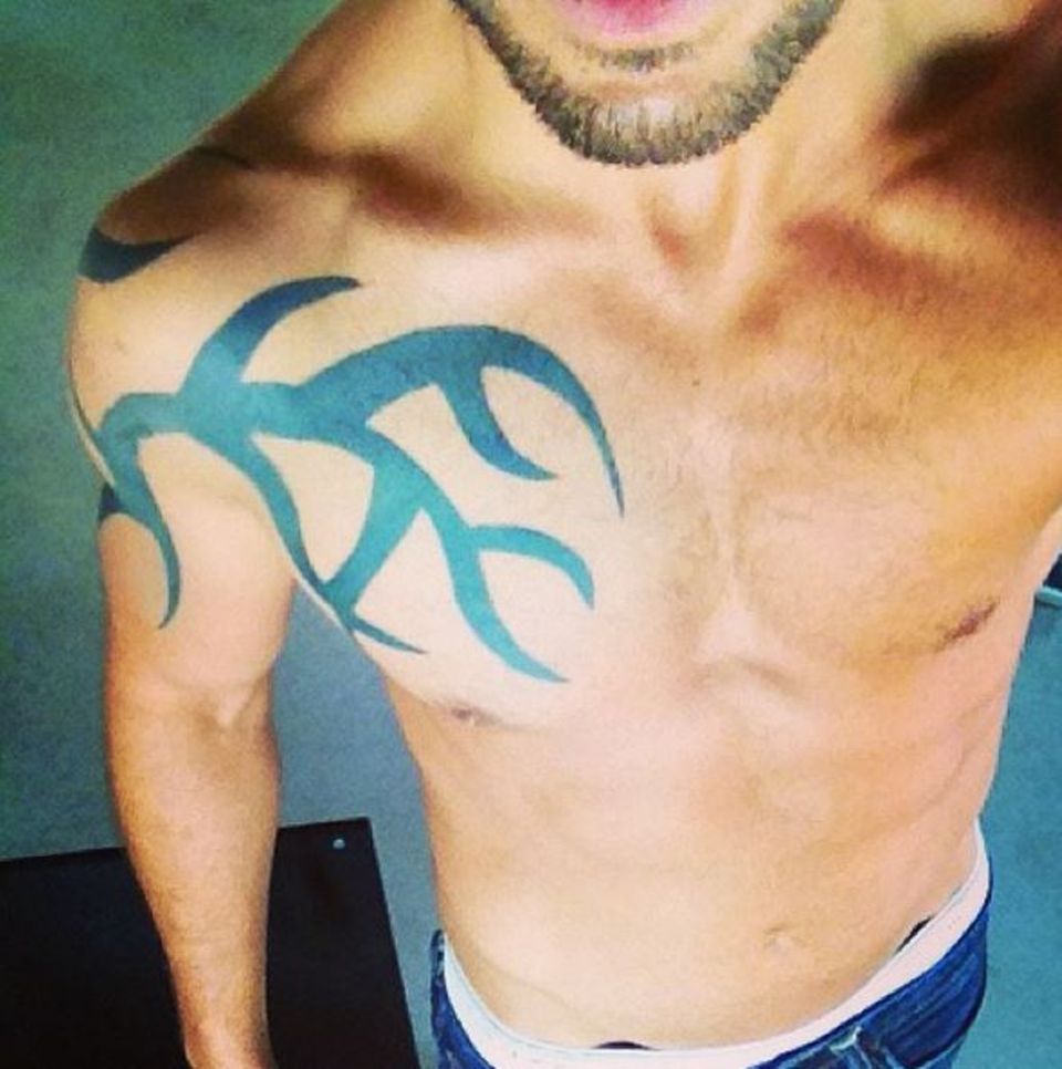 Elyas M'Barek zeigt lieber seinen Körper und offenbart ein Fake-Tattoo, das er sich für "Fack ju Göhte" zugelegt hat.