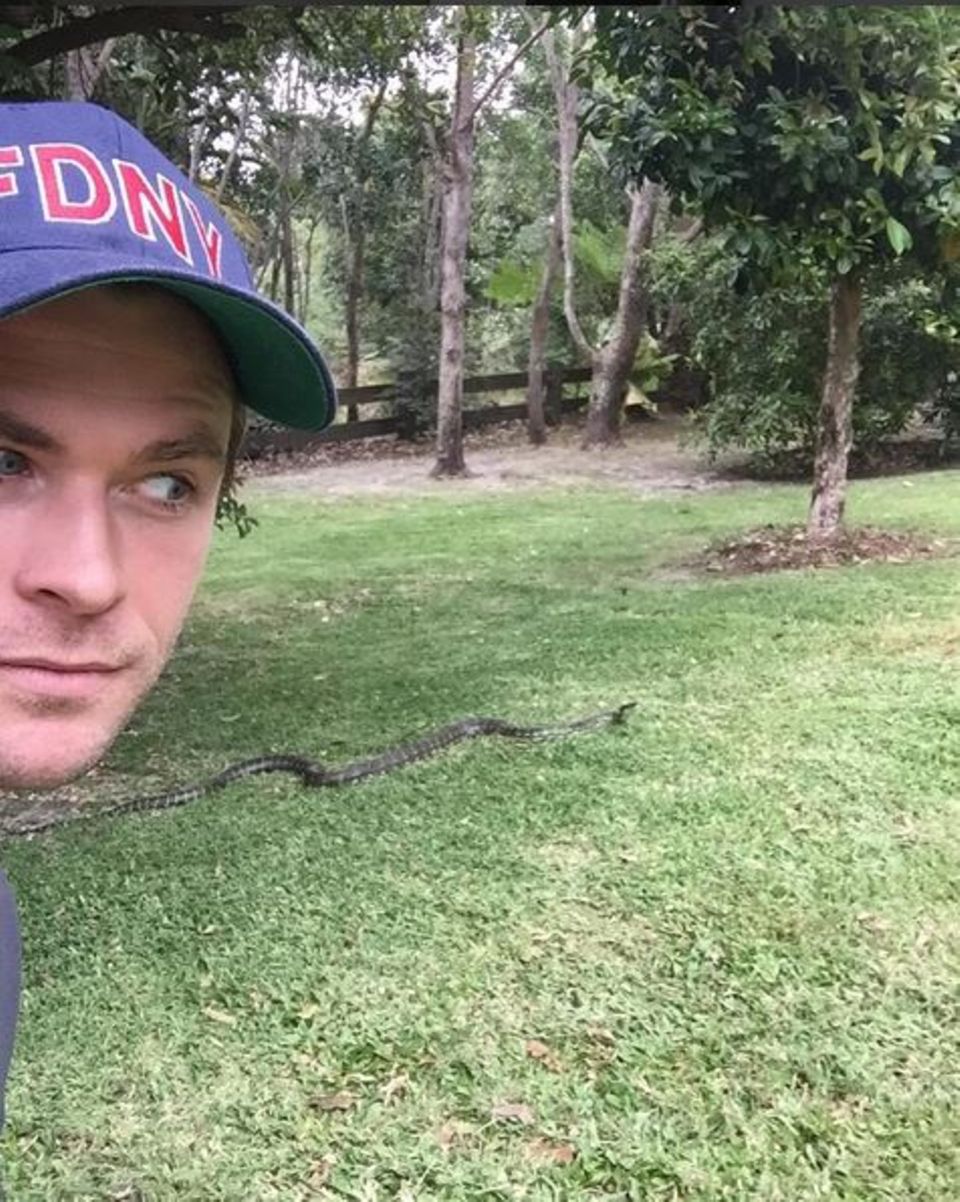 Der Schauspieler Chris Hemsworth startet lieber gefährlich und postet dieses Bild von sich und einer Schlange.