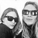 Auf dem Instagram-Account der Parfümeriekette Sephora geben die Olsen-Zwillinge Ashley und Mary Kate am 13. April 2016 ihr Selfie-Debüt. Die Bildunterschrift lautet passend: "First public selfie ever".