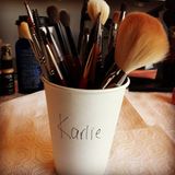 I'm a model - you know what I mean? Karlie Kloss postet diesen Becher voll Utensilien.